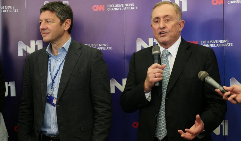 Novinarska zvezda CNN, Brent Sadler (desno) podneo je ostavku na mesto direktora Uredničkog kolegijuma zbgo nezadovoljstva uređivačkom politikom koju, pod uticajem Dragana Šolaka vodi programski direktor N1 Jugoslav Ćosić (levo)